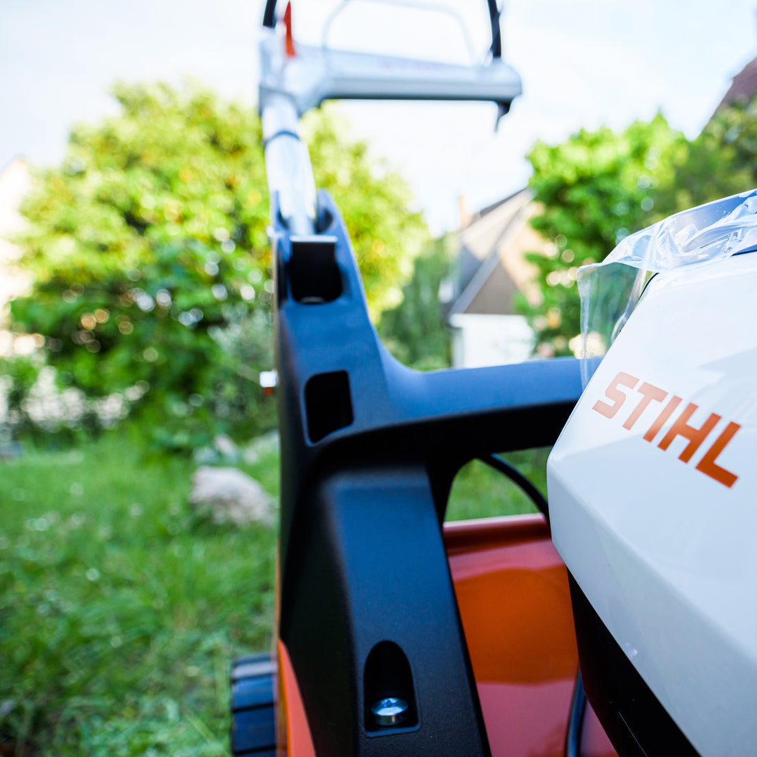 Battery-powered mowing equipment